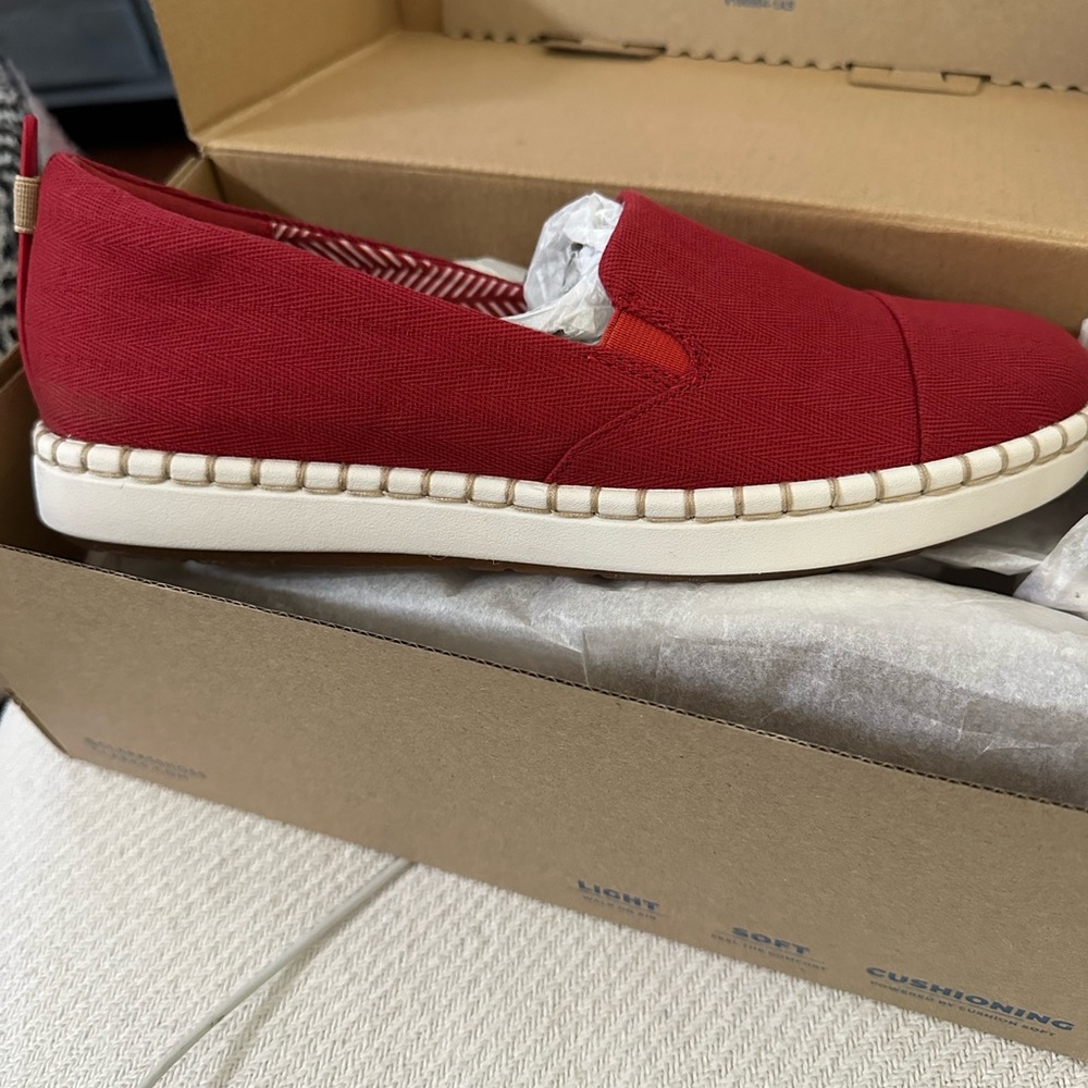 COPY - Women's Clarks Cloudsteppers Step Glow Jade Slip On - Red - size 9